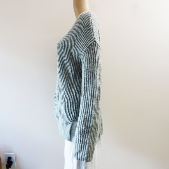 GAP Women’s Grey Wool Blend Ribbed Round Neck Relaxed Fit  Sweater (M) - Picture 4 of 9